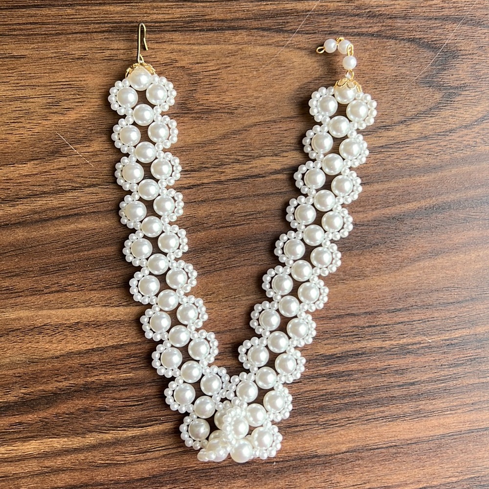 Pearl like chocker with clasp.